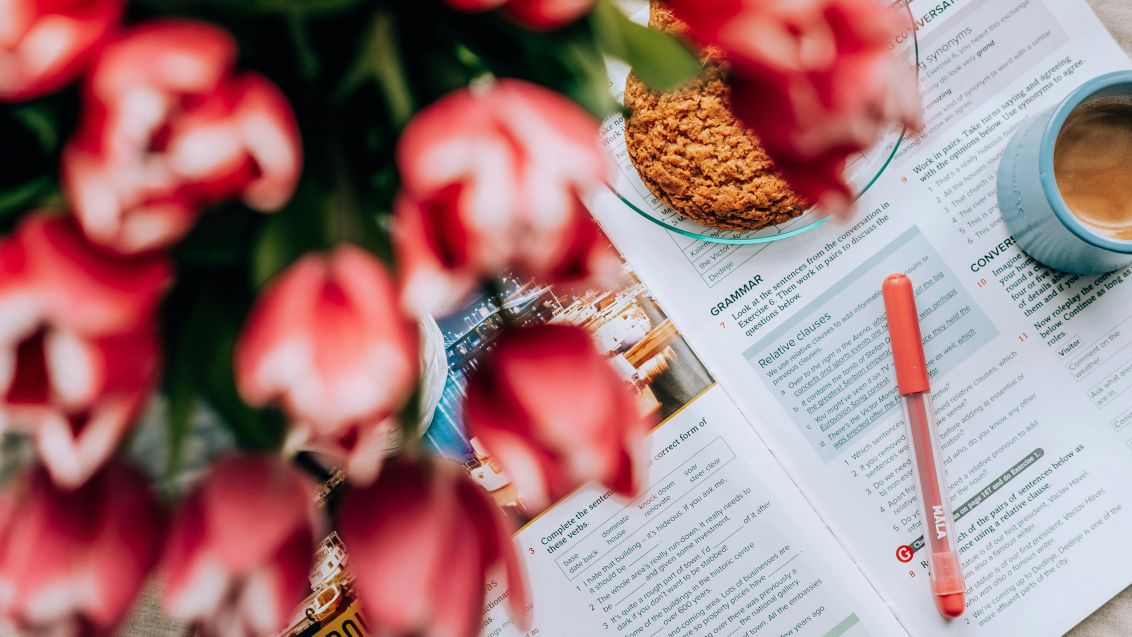 Beneath a bouquet of flowers, a paper showcasing grammar exercices and common grammar errors.